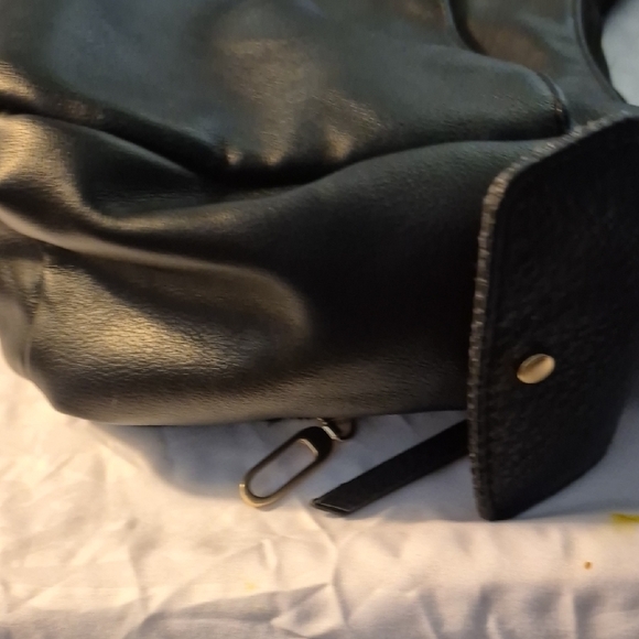 Elegant Black Shoulder Bag with lots of pockets - Picture 7 of 16